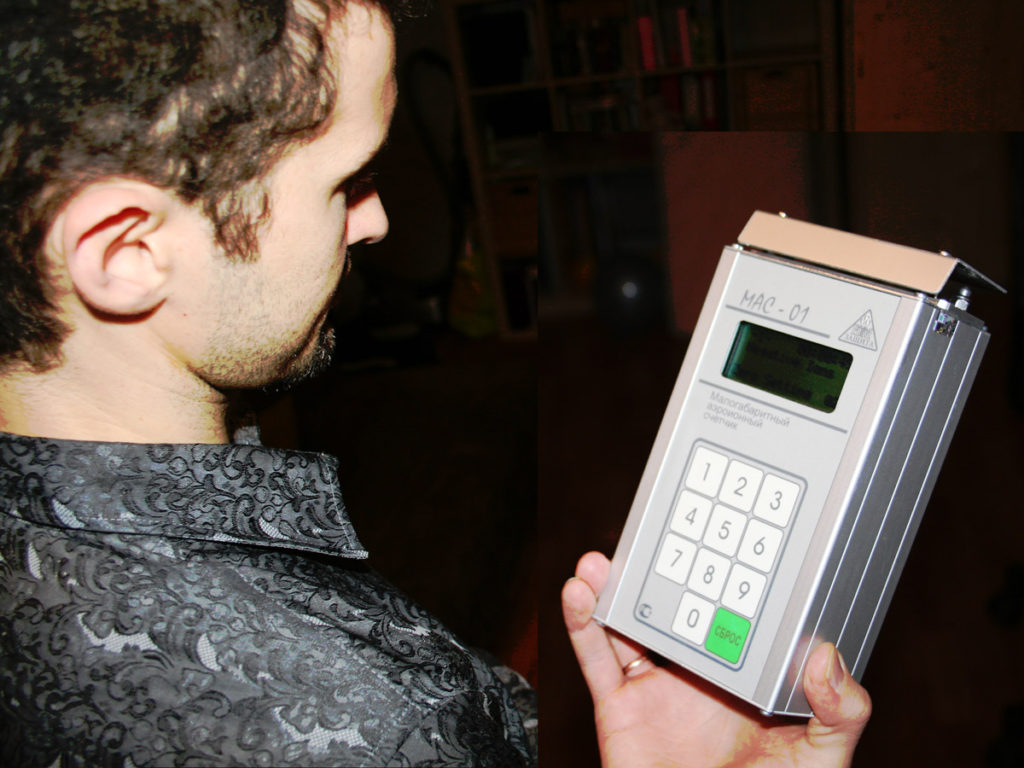 Дмитрий измеряет ионизацию воздуха в квартире