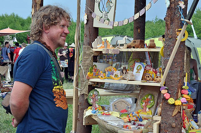 Михаил Машинец делает деревянные игрушки уже более 15 лет